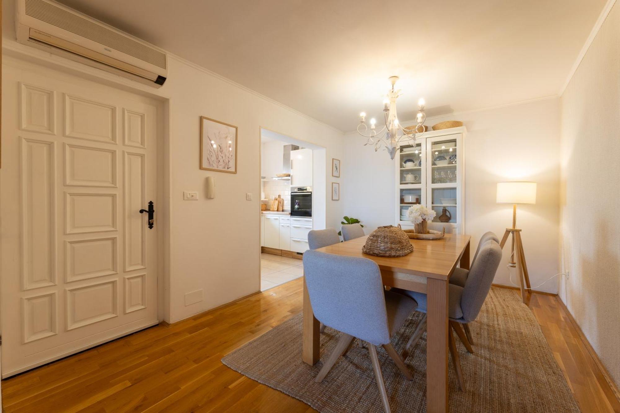 Flos,terrace 40 M2, Sea View Apartment Kastel Stari